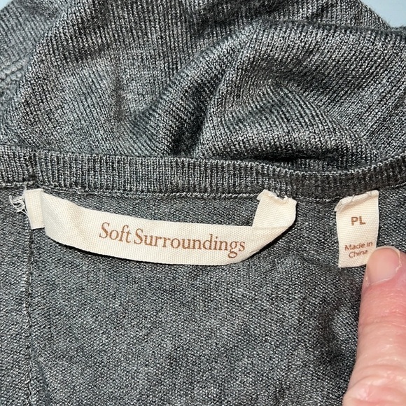 Soft Surroundings stretchy back zip detail top size Large Petite - Picture 5 of 6